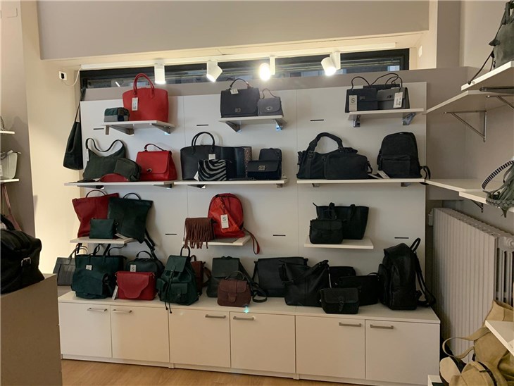 GruppoVedi allestimento stand fiere negozi uffici arredamento Negozio Accessori Solibags Legnano (22)