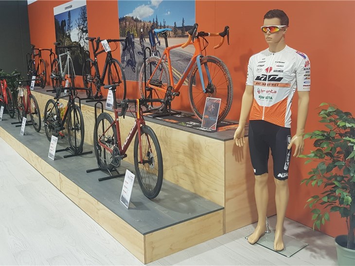 GruppoVedi allestimento stand fiere negozi uffici arredamento Negozio Rebel Bike Mortirolo (SO) (3)