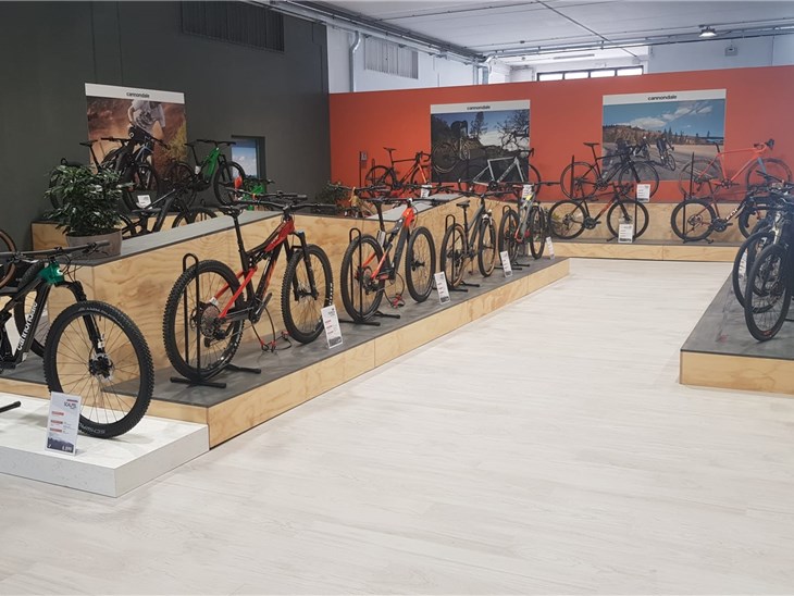 GruppoVedi allestimento stand fiere negozi uffici arredamento Negozio Rebel Bike Mortirolo (SO) (4)