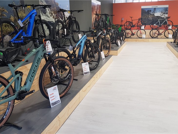 GruppoVedi allestimento stand fiere negozi uffici arredamento Negozio Rebel Bike Mortirolo (SO) (6)