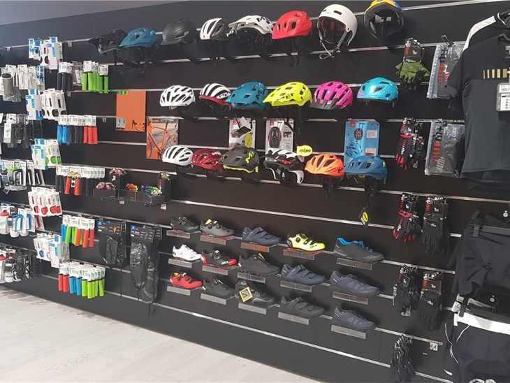 GruppoVedi allestimento stand fiere negozi uffici arredamento Negozio Rebel Bike Mortirolo (SO) (8)